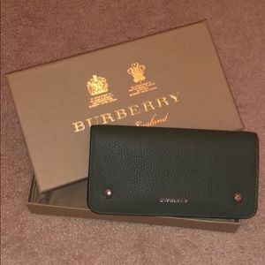 100% Auth. Burberry Olive Green Wallet